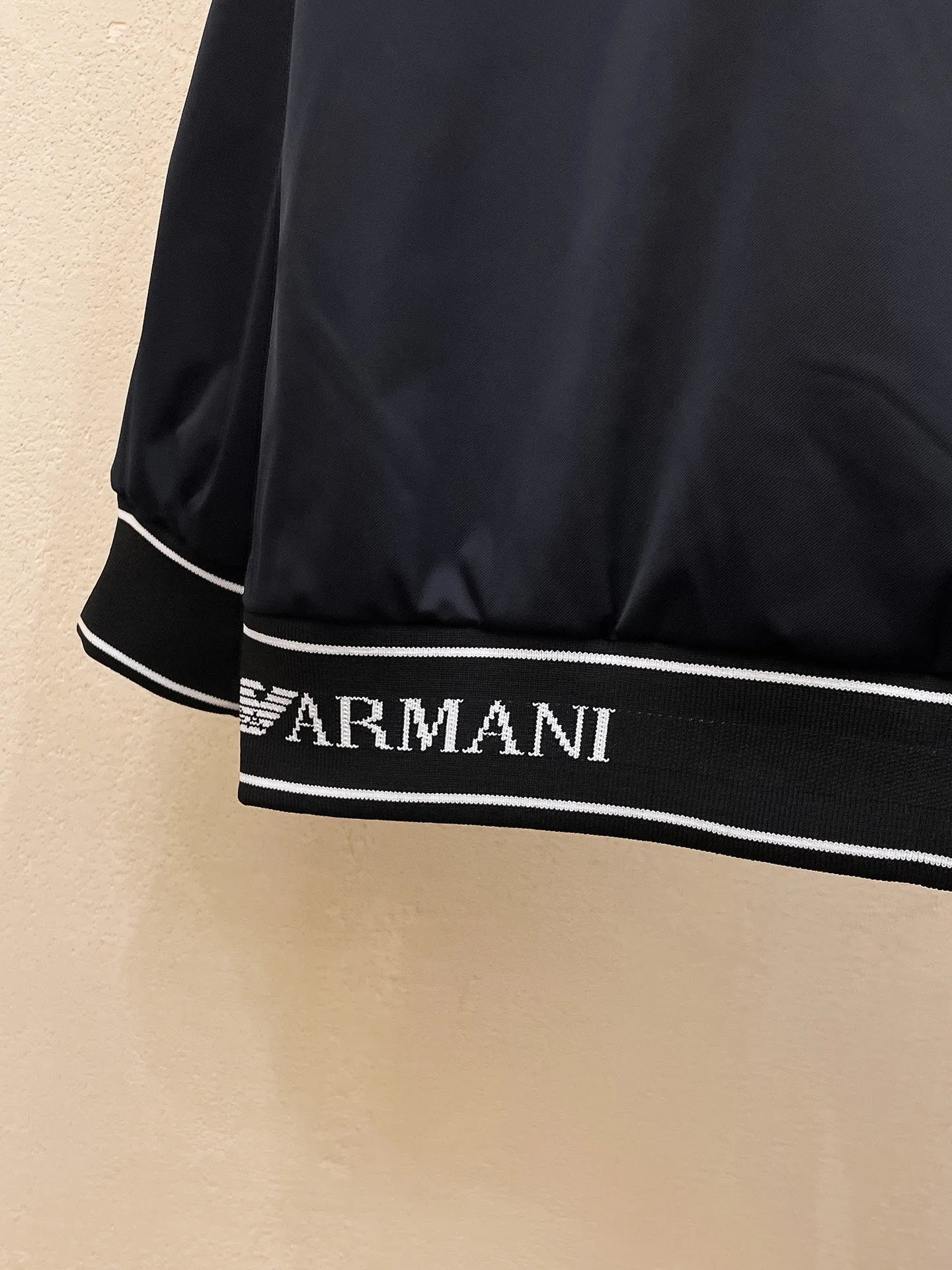 Armani official website Same Style, complete with three labels, on sale in advance. 2026 Autumn and Winter New Arrival men's jacket, Original with complete three labels, Premium version. Custom-made fabrics at the counter. Breathable, high comfort, impeccable details, brand element design concept, reflecting high quality. It feels delicate and soft, presents a casual cut, and has a great upper body shape. Sizes: M～3XL,
